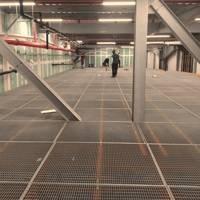 Chantier aménagement racks au sol et mezzanine 2021 - MrRayonnage Martinique