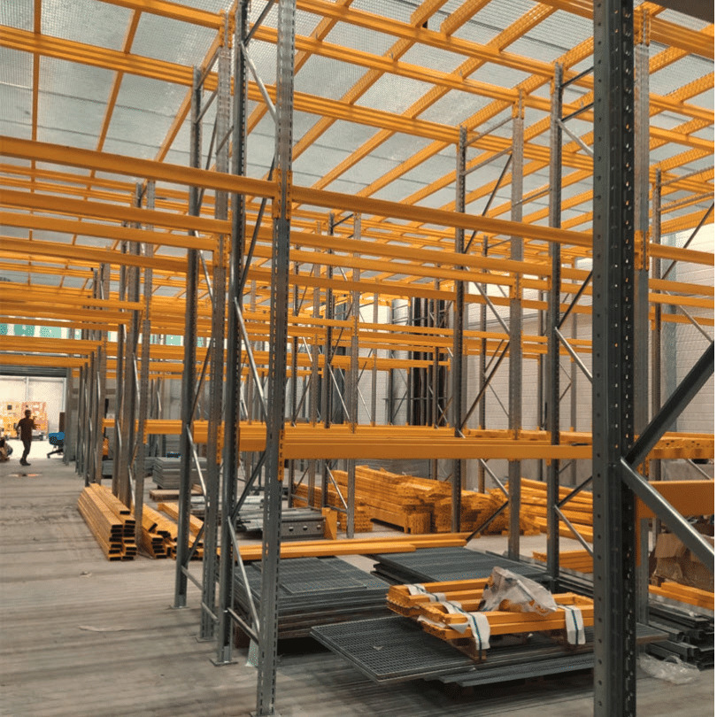 Chantier aménagement racks au sol et mezzanine 2021 - MrRayonnage Martinique